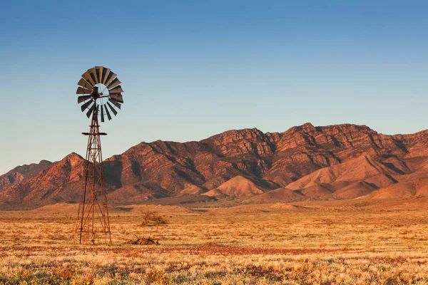 Molino de viento solitario en el campo — Foto de Stock