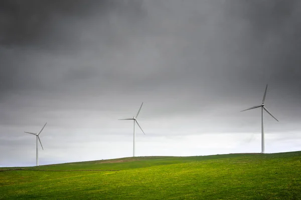 Energia eoliană în câmp — Fotografie, imagine de stoc