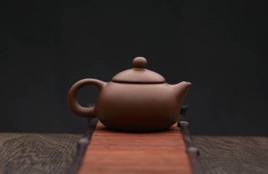 Geleneksel çay töreni, ahşap arka plan ile çay fincanı