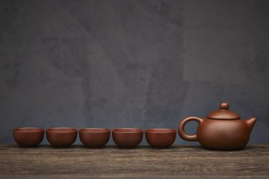 Geleneksel çay töreni aksesuarlar, ahşap arka plan ile çaydanlık