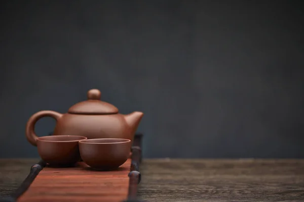 Accessoires traditionnels de cérémonie du thé, théière et tasse de thé avec fond en bois Images De Stock Libres De Droits