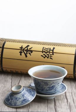 Geleneksel çay töreni aksesuarları, Çin şiir arka plan ile çay fincanı