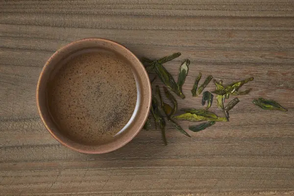 Traditionelle Teezeremonie Zubehör, Teetasse mit Holzhintergrund — Stockfoto