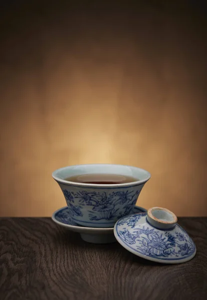 Accessoires traditionnels de cérémonie du thé, tasse de thé avec fond en bois Image En Vente