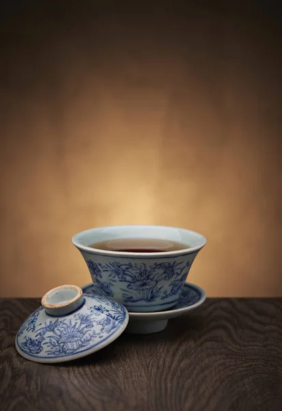 Accessoires traditionnels de cérémonie du thé, tasse de thé avec fond en bois Photo De Stock