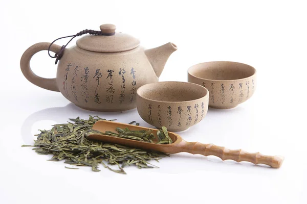 Accessoires traditionnels de cérémonie du thé, théière et tasse de thé avec fond blanc Photos De Stock Libres De Droits