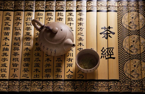Accessoires traditionnels de cérémonie du thé, théière et tasse de thé avec fond de poésie chinoise Images De Stock Libres De Droits