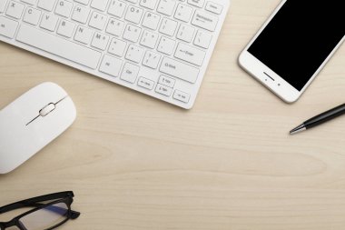 Klavye, smartphone, kalem, fare ve gözlük ile modern çalışma iş Danışma. Kopya alanı ile Üstten Görünüm