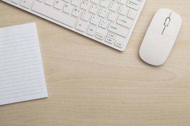 Klavye, fare ve Not Defteri ile modern çalışma iş Danışma. Kopya alanı ile Üstten Görünüm