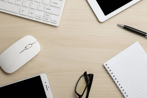 Moderní pracovní stůl podnikání s klávesnice, Poznámkový blok, chytrý telefon, pera, myši & brýle. Pohled shora s kopií prostor — Stock fotografie