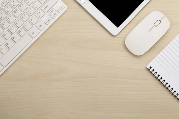 Moderní pracovní stůl podnikání s klávesnice, smartphone, myší a Poznámkový blok. Pohled shora s kopií prostor — Stock fotografie
