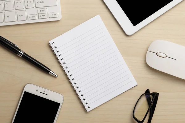 Bureau d'affaires moderne avec clavier, bloc-notes, téléphone intelligent, stylo, souris et lunettes. Vue supérieure avec espace de copie Images De Stock Libres De Droits