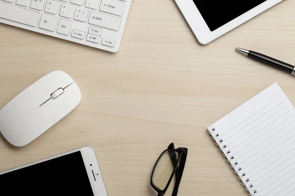 Bureau d'affaires moderne avec clavier, bloc-notes, téléphone intelligent, stylo, souris et lunettes. Vue supérieure avec espace de copie Images De Stock Libres De Droits