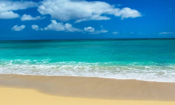 Isla tropical con playa de arena —  Fotos de Stock