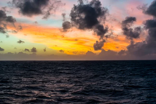 夕阳与蓝色和橙色的天空和太平洋上空的云 — 图库照片