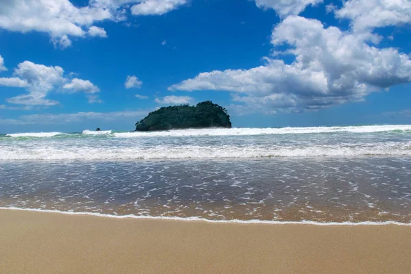 Onde sulla spiaggia del Pacifico nuvole di sole — Foto Stock