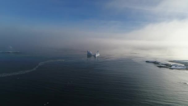 Antarktika açık su buzulu buzdağının hava görüntüsü — Stok video