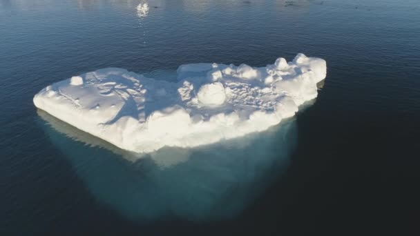 Close-up IJsberg drijvend in Antarctische Oceaan. — Stockvideo