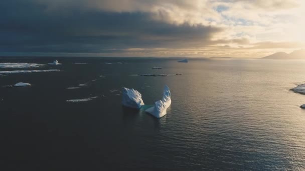 冰天雪地的冰山落日在南极洲上空. 前空中跟踪视图. — 图库视频影像
