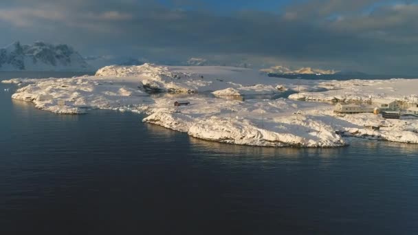 Drönare vy över Antarktis polarstation - Vernadsky Base. — Stockvideo