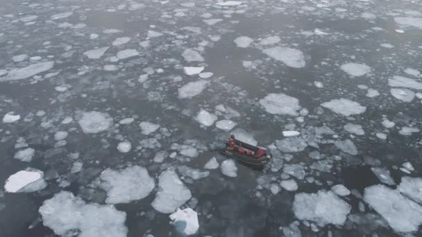 Gente en goma barco a motor inflable vela en el hielo antártico . — Vídeo de stock