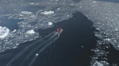 Antarktika buzunda yüzen Zodiac motorlu tekne. Hava İzleme Görüntüsü