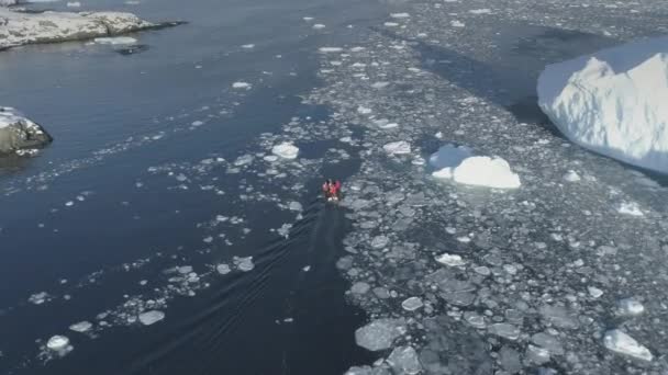 Exploradores polares em barcos a motor navegam entre icebergs. Perigoso - pessoas com medo . — Vídeo de Stock