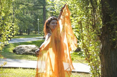 Genç, gülümseyen kadın