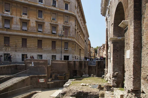 Calle estrecha de la ciudad vieja en el centro de Roma y Monumento Pórtico de Octavia —  Fotos de Stock