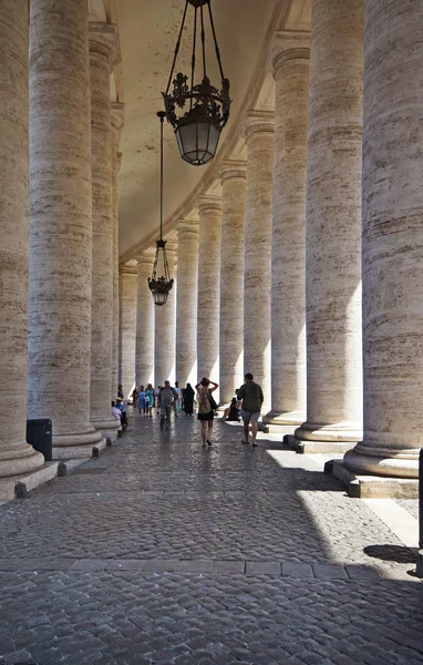 Colonnade 'ın St. Peter Meydanı' ndaki fotoğrafı. — Stok fotoğraf