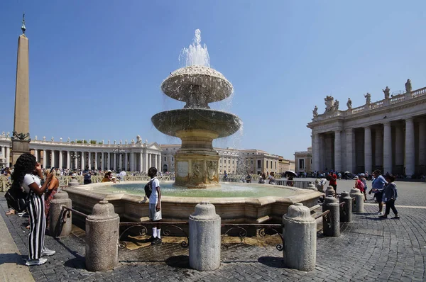 Photo of Vatican Obelisk and Fontana del Bernini — Stock Photo, Image