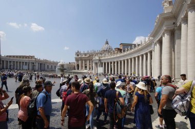 St. Peters Bazilikası 'nın önünde duran bir grup insan.