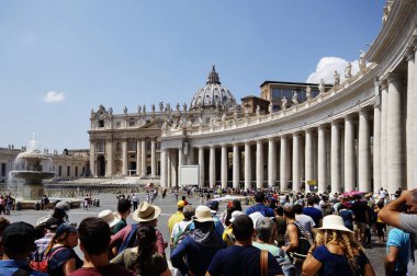 St. Peters Bazilikası 'nın önünde duran bir grup insan.