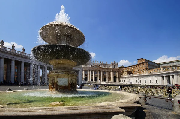 Photo of St. Peters Basilica and Fontana del Bernini — Stock Photo, Image