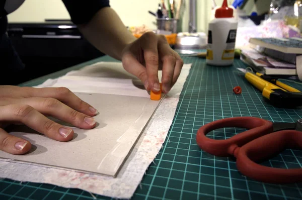 Створення щоденника ручної роботи зі спеціального паперу для скрапбукінгу — стокове фото