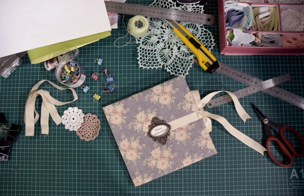 Handgemaakt maken van het dagboek van speciaal scrapbooking papier — Stockfoto