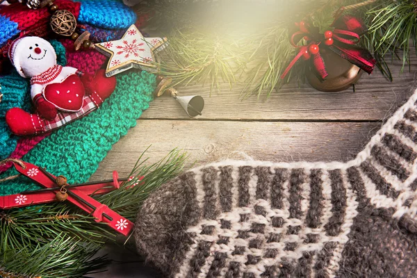 Navidad decoración muñeco de nieve sobre fondo de madera — Foto de Stock