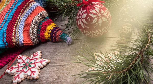 Décoration de Noël bonhomme de neige sur fond bois chapeau en laine — Photo