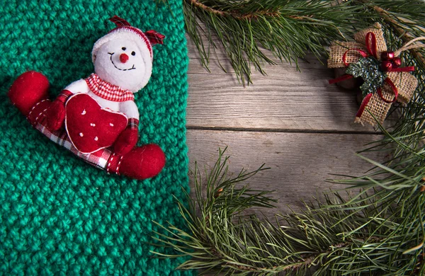 Navidad decoración muñeco de nieve sobre fondo de madera —  Fotos de Stock