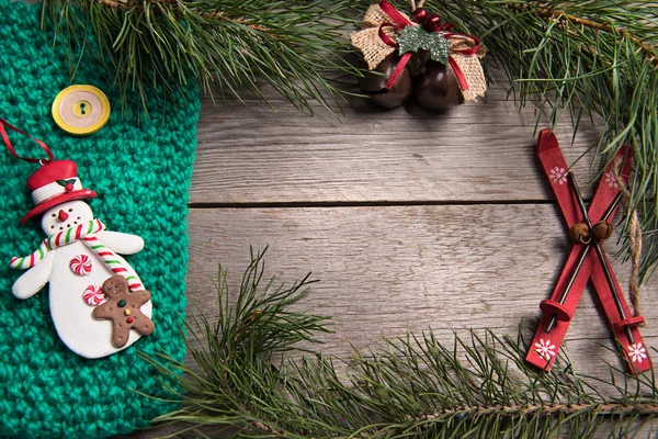 Jul dekoration snögubbe på trä bakgrund — Stockfoto