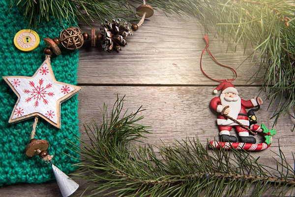 Kerstdecoratie santa op houten achtergrond — Stockfoto