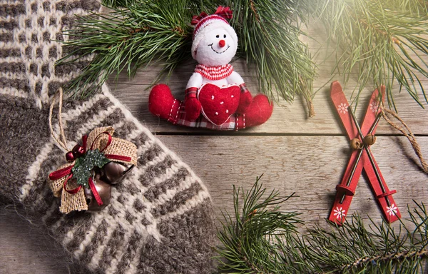 Kerstmis decoratie sneeuwpop op houten achtergrond — Stockfoto