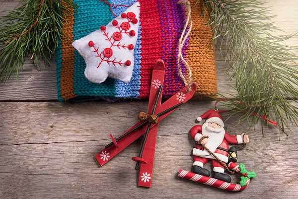 Juldekoration santa på trä bakgrund — Stockfoto