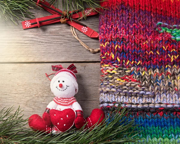 Weihnachtsdekoration Schneemann auf Holz Hintergrund — Stockfoto