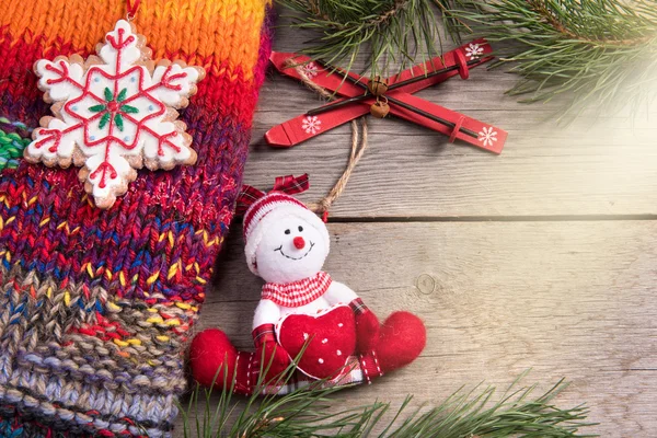 Natal decoração boneco de neve no fundo de madeira — Fotografia de Stock