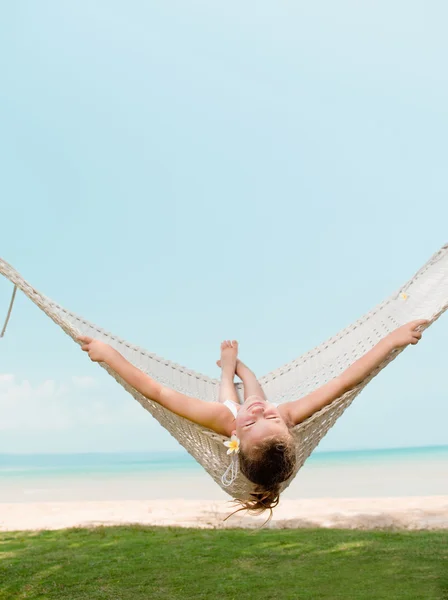 Kleines Mädchen am Strand — Stockfoto