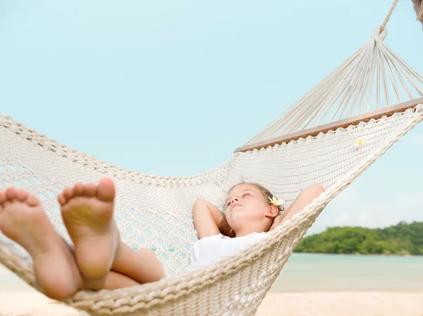 Menina escorregando em rede na praia — Fotografia de Stock