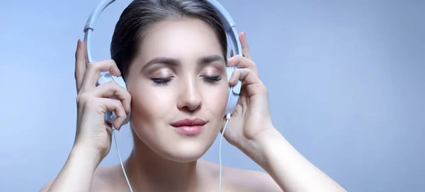 Mujer retrato de belleza con auriculares — Foto de Stock