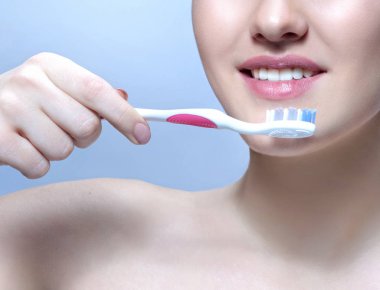 güzel bir kadın diş fırçalama