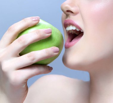 güzel kadın yemek yeşil elma